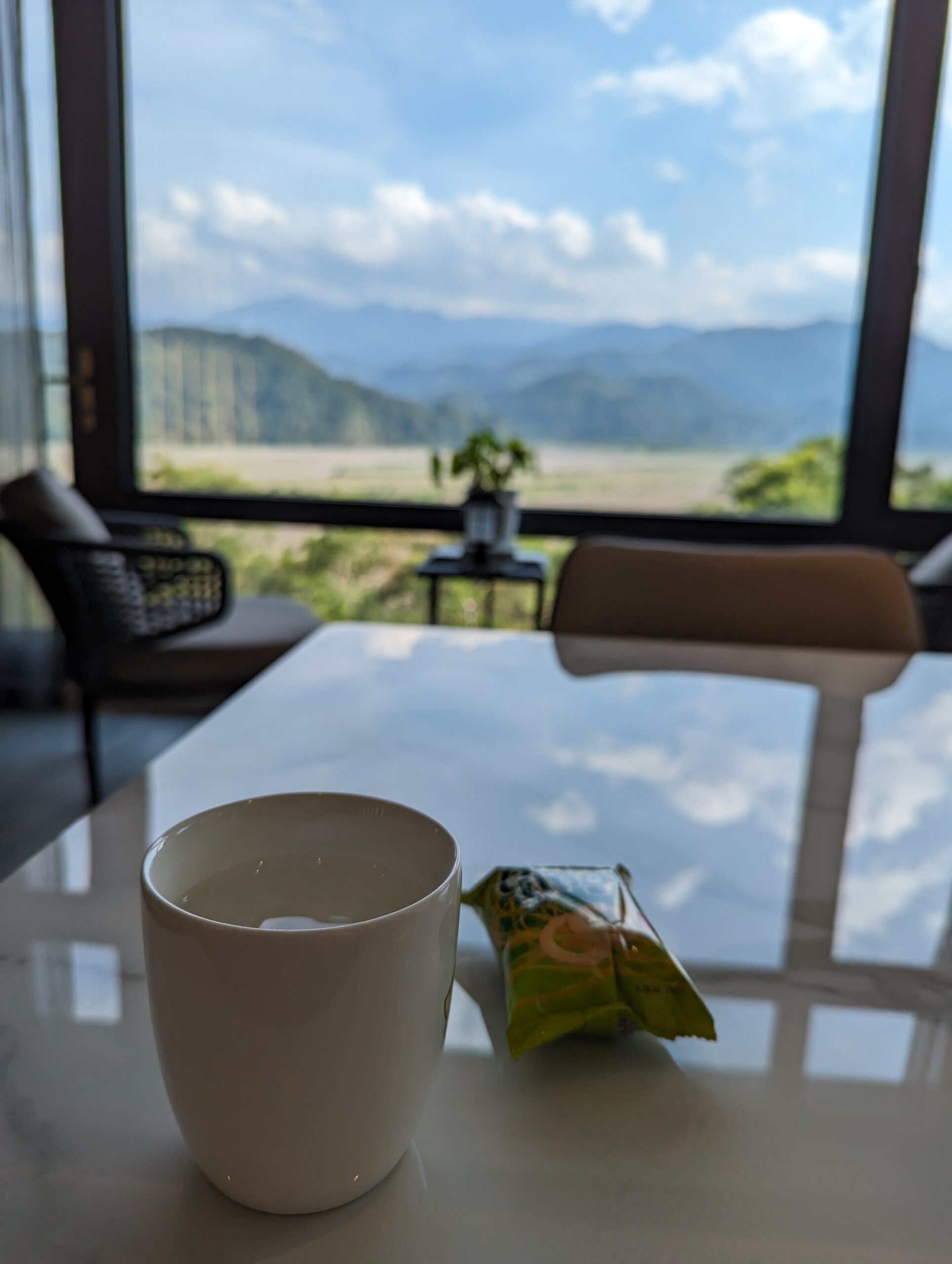 宜荷山宿大廳桌景，坐在室內即可欣賞宜蘭山脈與田野全景